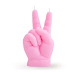 En rosa hand som är ett ljus