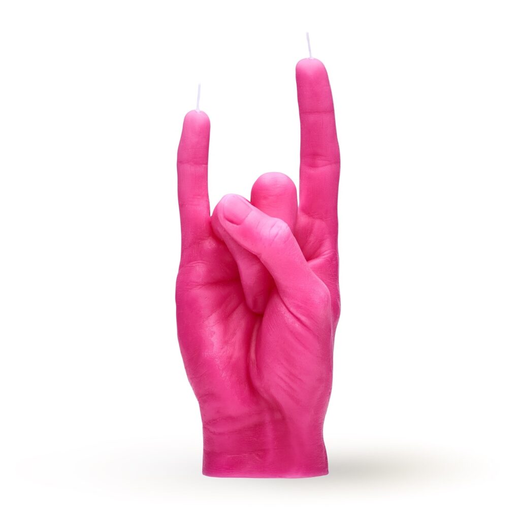 En cerise handljus som gör ett rocktecken