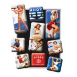 Ett magnet-set i blått, vitt och rött med motiv av pin-up flickor på segelbåt