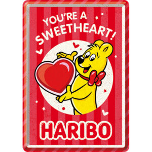 Ett rött vykort med en haribobjörn