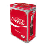 En röd kaffeburk med Coca cola flaskor på